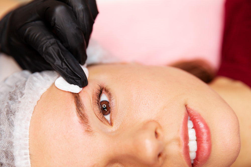Microblading eyebrows